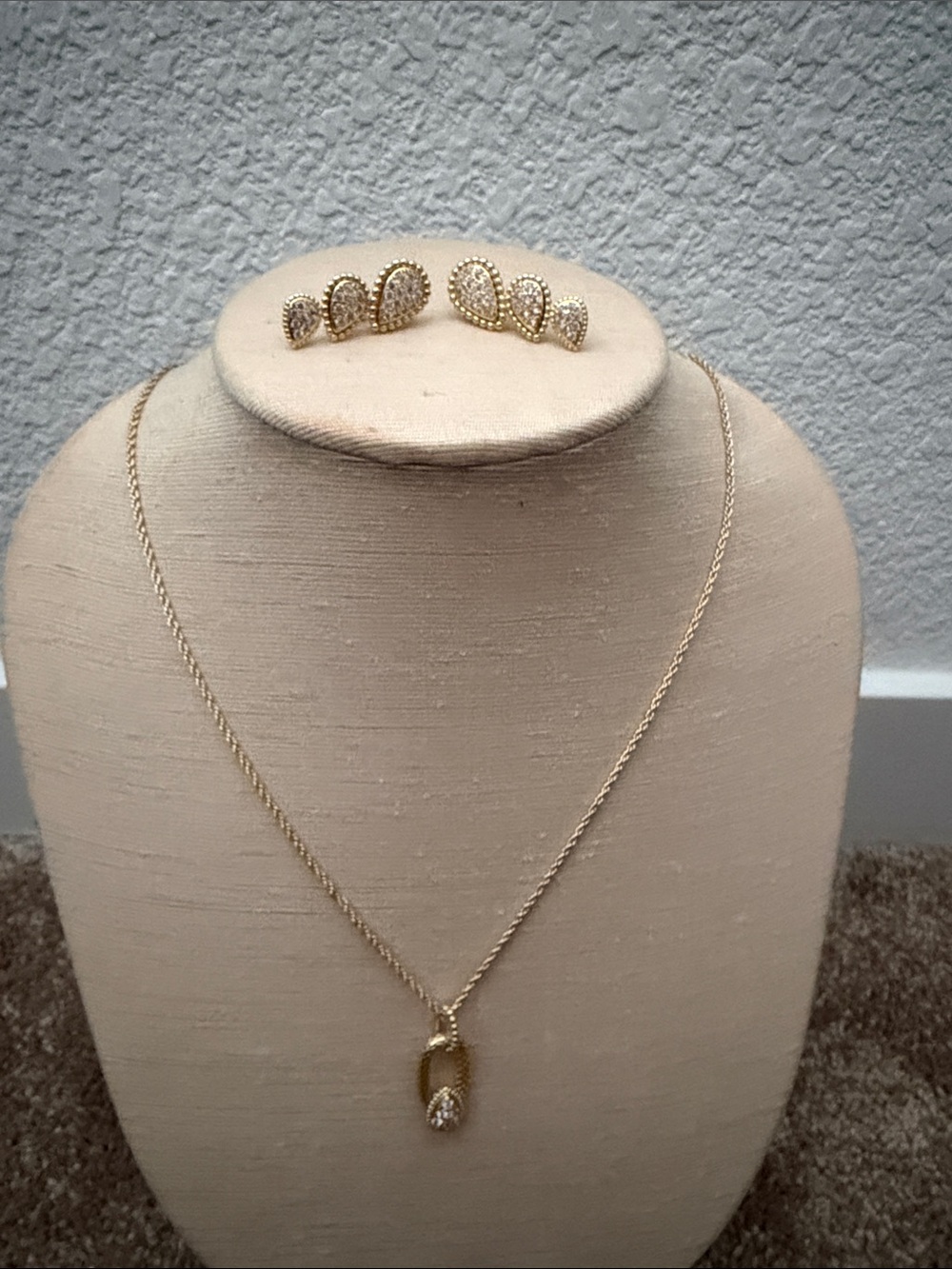 Boucheron Gold Teardrop Pendant Necklace and Stud Earrings Set - Gold
